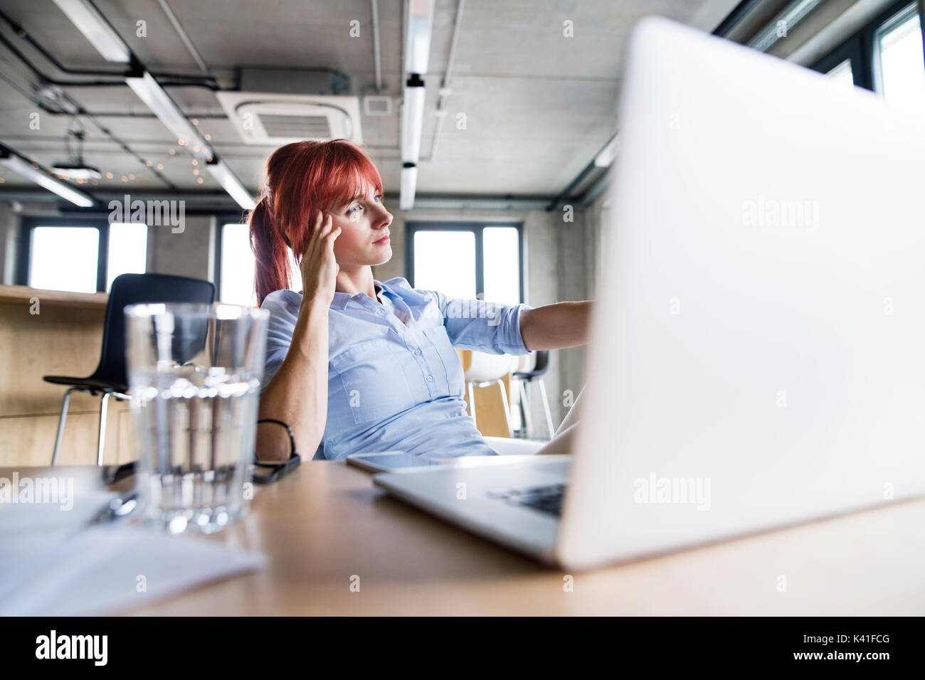 Imprenditrice con il computer portatile nel suo ufficio. Foto Stock