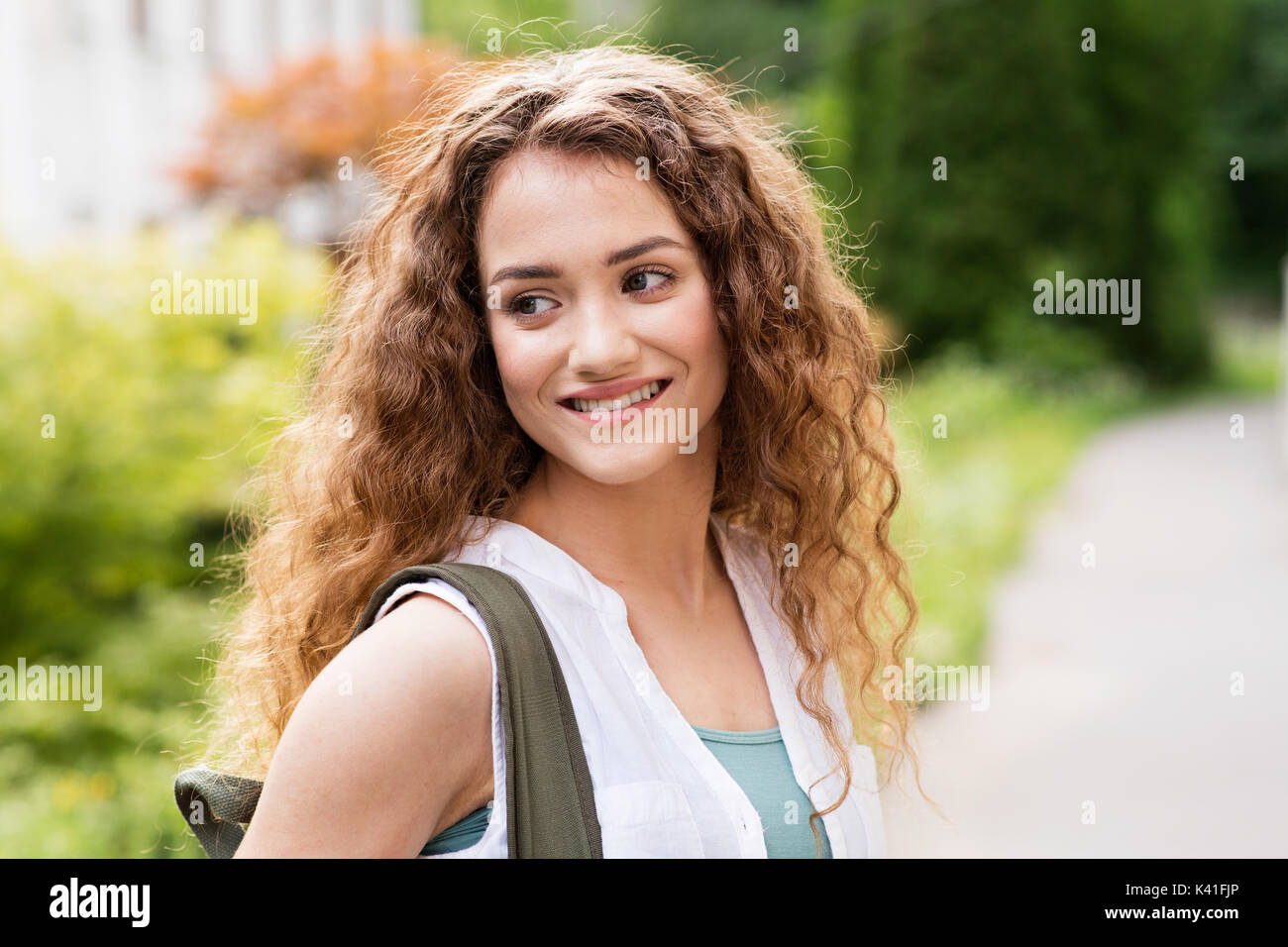 Bella studente adolescente in posa all'aperto nel parco. Foto Stock