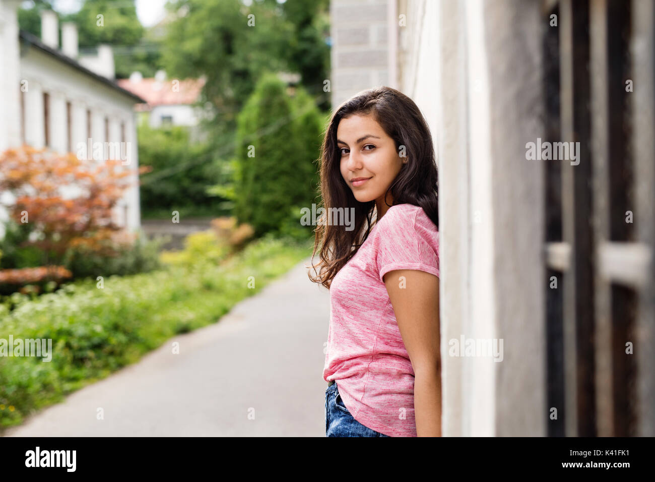 Bella studente adolescenti all'aperto presso il muro di cemento. Foto Stock