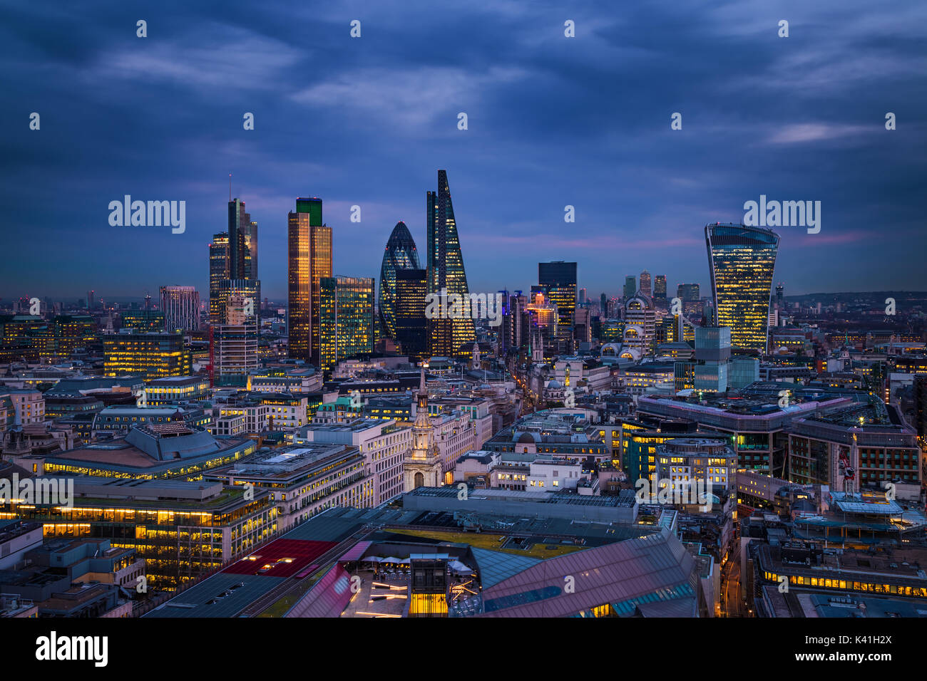 Londra, Inghilterra - panoramico vista dello skyline di Banca del distretto di Londra con i grattacieli di Canary Wharf in background all'ora blu Foto Stock
