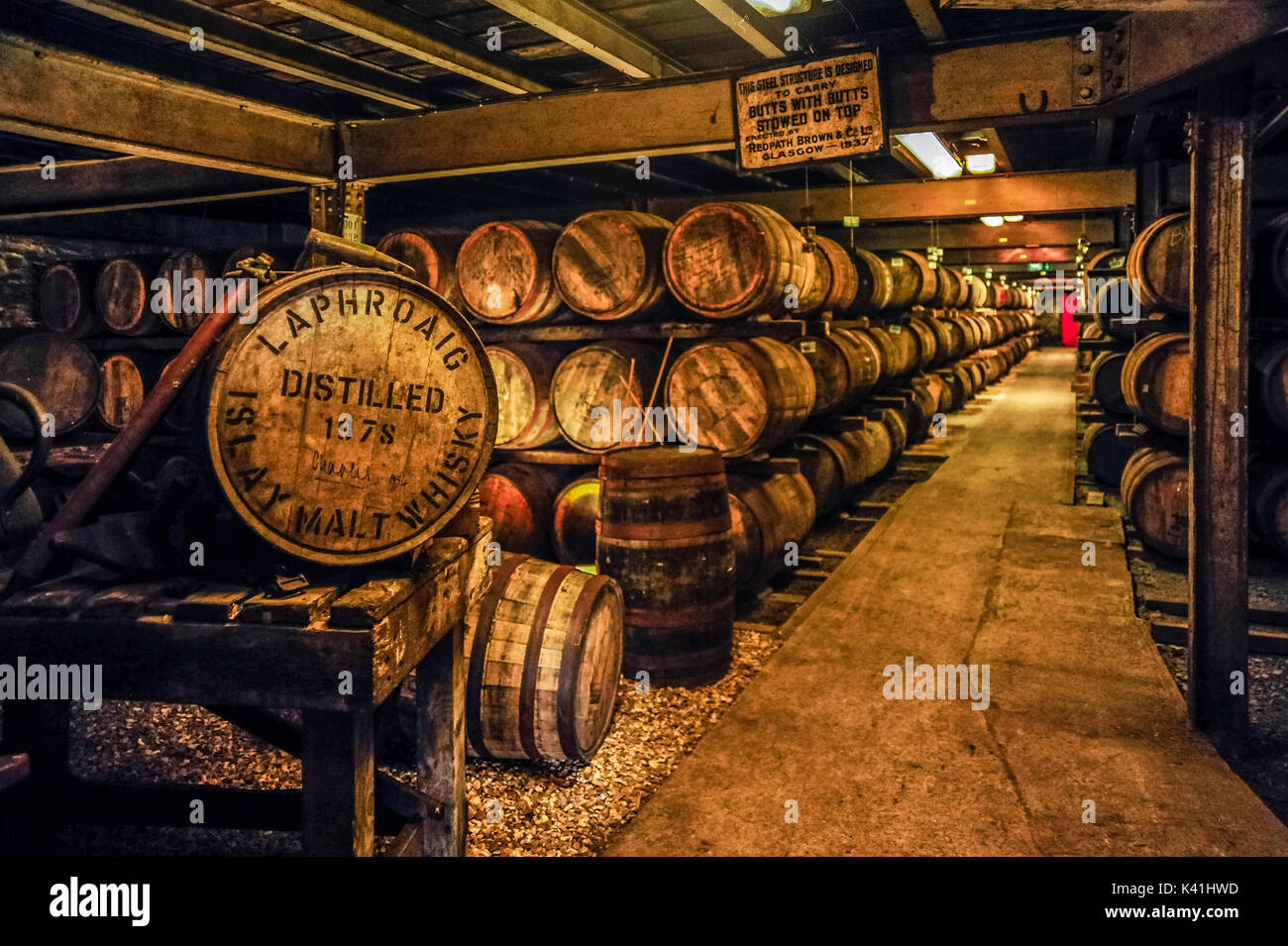 La maturazione del whisky in barili presso il rinomato laphroaig distillery, isola di Islay, SCOZIA Foto Stock