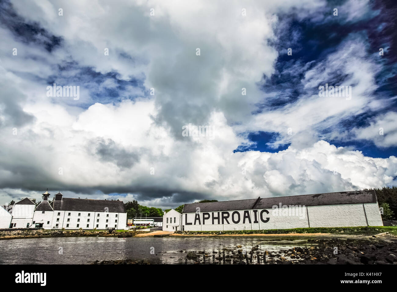 La distilleria laphroaig sotto un cielo drammatico, isola di Islay, SCOZIA Foto Stock