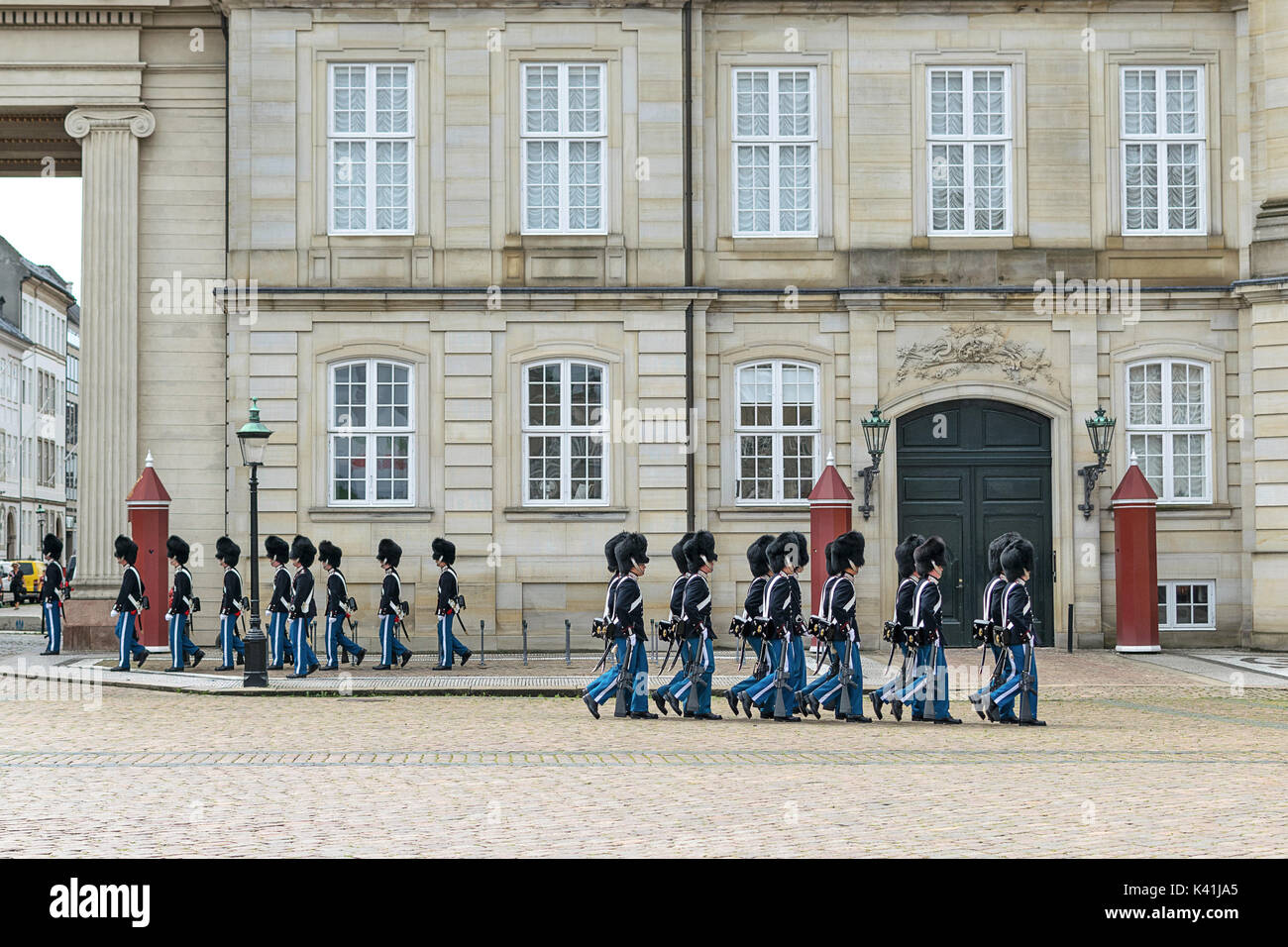 Copenhagen, Danimarca - 24 Luglio 2017: Cambio della guardia a Palazzo Amalienborg Square a Copenhagen, Danimarca Foto Stock