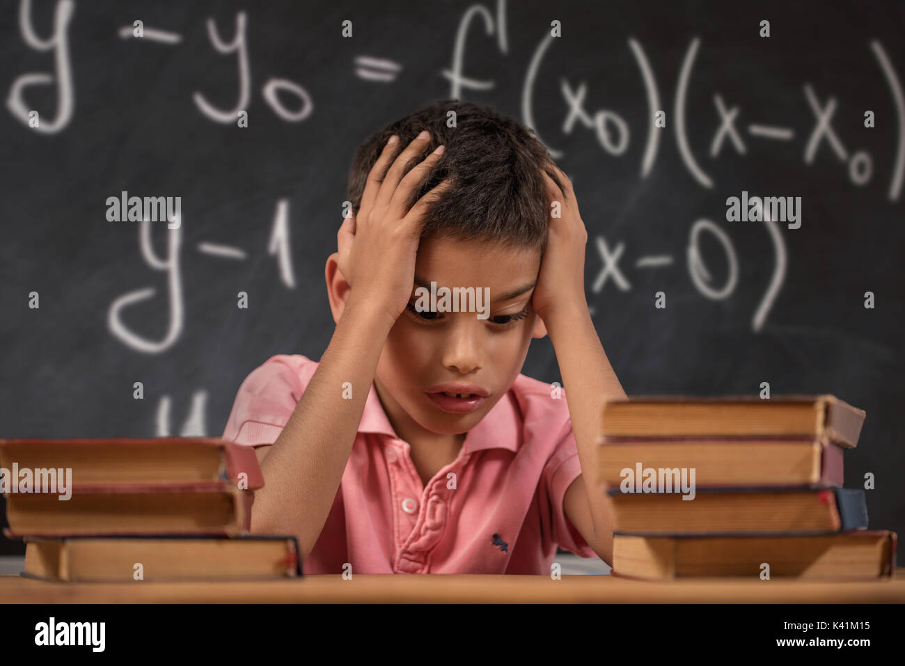 Schoolgirl cercando di capire di formula Foto Stock