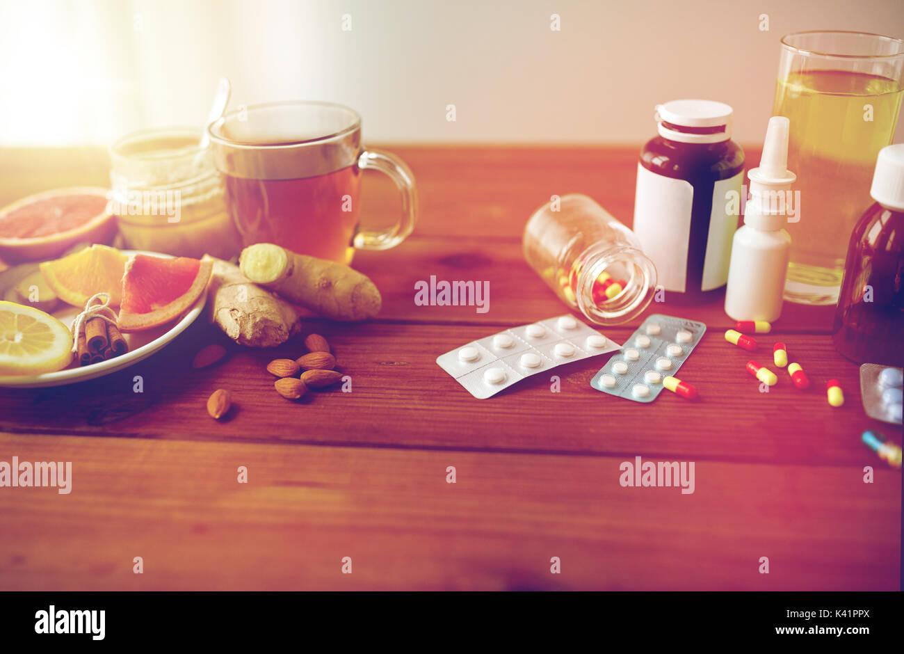 La medicina tradizionale e le droghe sintetiche Foto Stock
