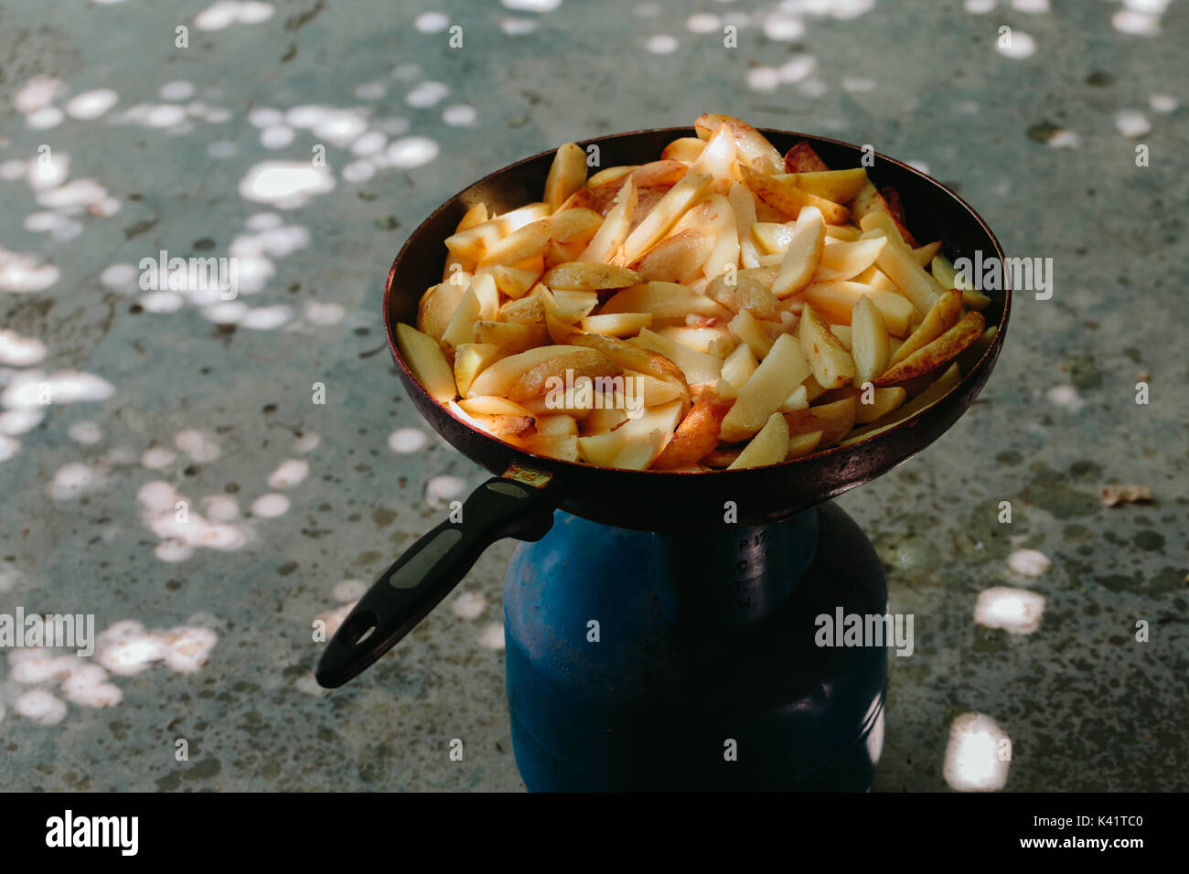 Patate fritte in padella Foto Stock