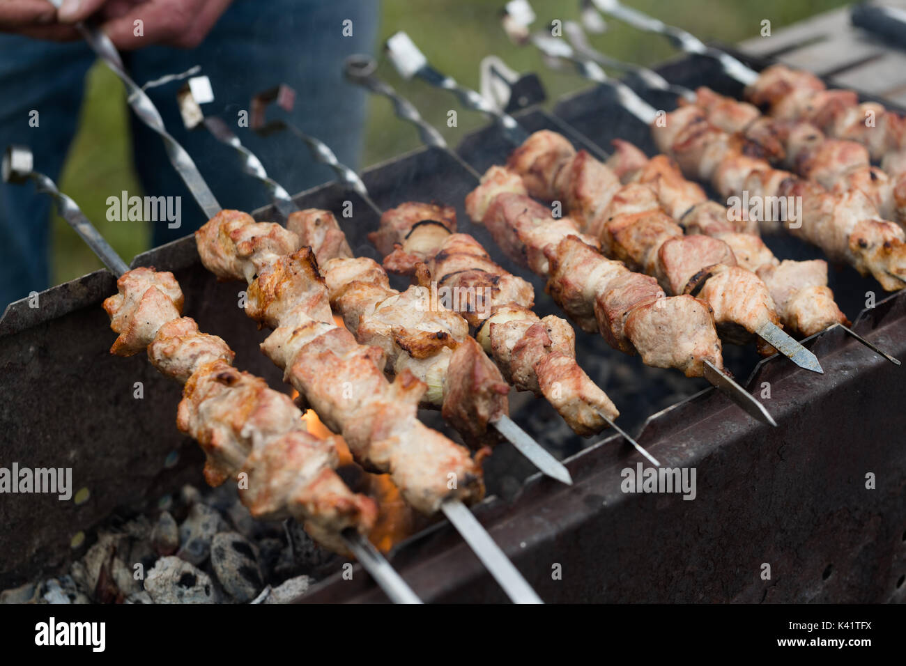 Shish kebab su spiedini di carne arrostite sulla brace Foto Stock