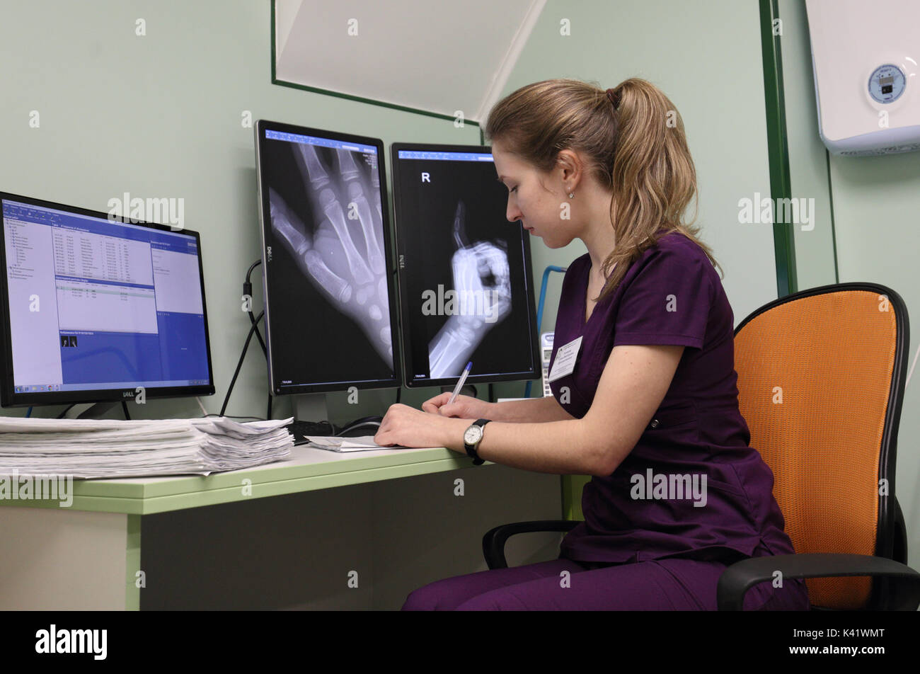 San Pietroburgo, Russia - 16 Febbraio 2017: radiologia interpreta le immagini mediche in la Maddalena ospedale per bambini. L ospedale è stata fondata Foto Stock