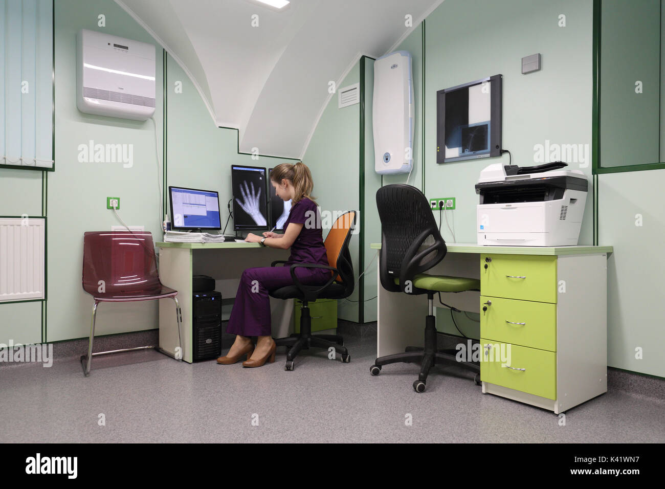 San Pietroburgo, Russia - 16 Febbraio 2017: radiologia interpreta le immagini mediche in la Maddalena ospedale per bambini. L ospedale è stata fondata Foto Stock