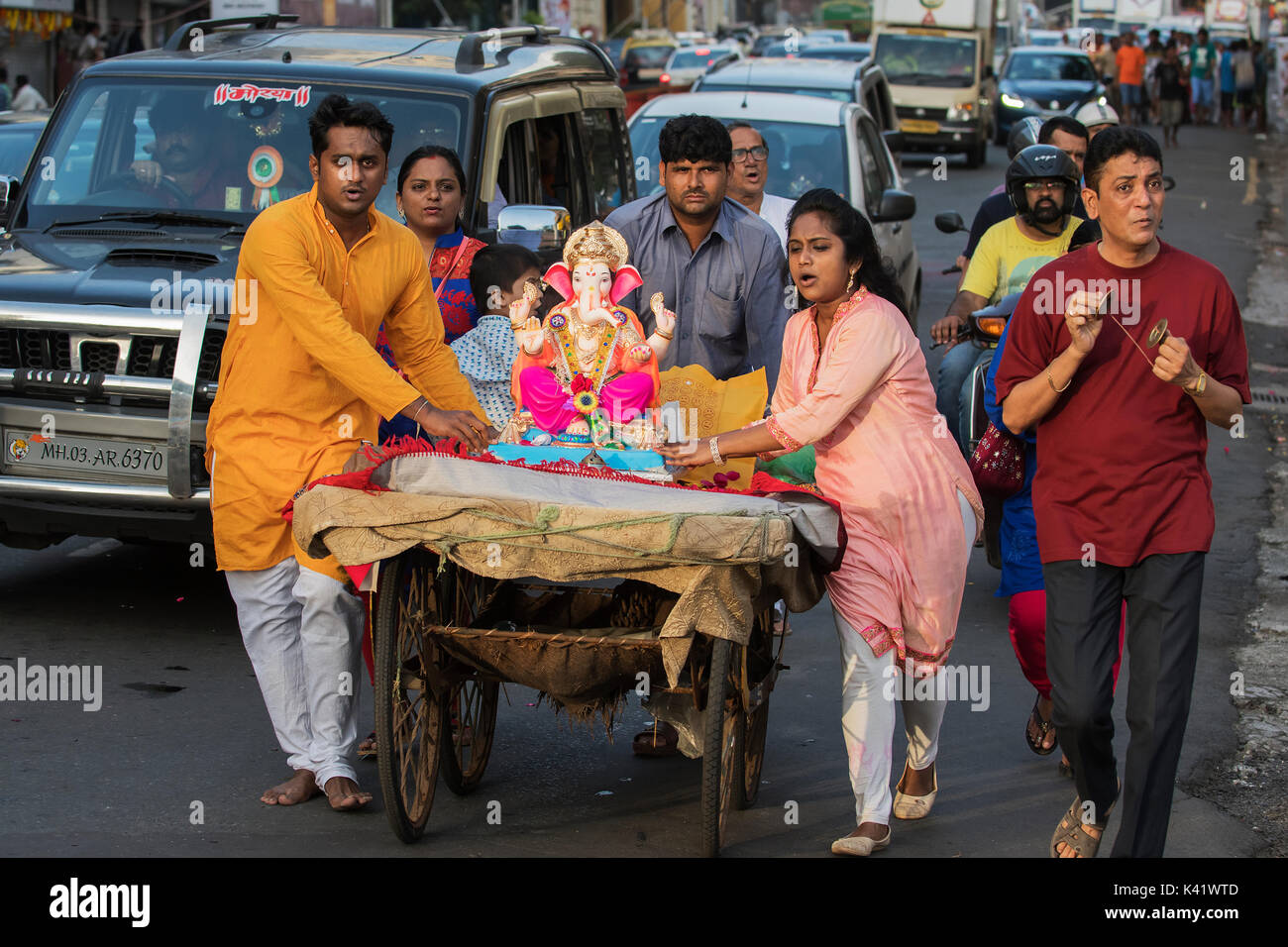 Ganpati o testa di elefante signore sul modo per immersione a Girgaum chowpatty, Mumbai, India Foto Stock