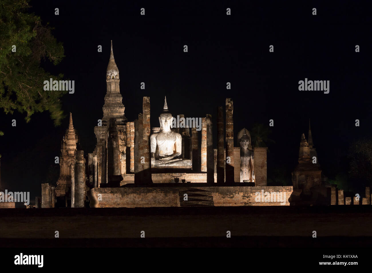 Wat Mahatat di notte, Sukhothai historical park, Sukhothai, Thailandia Foto Stock