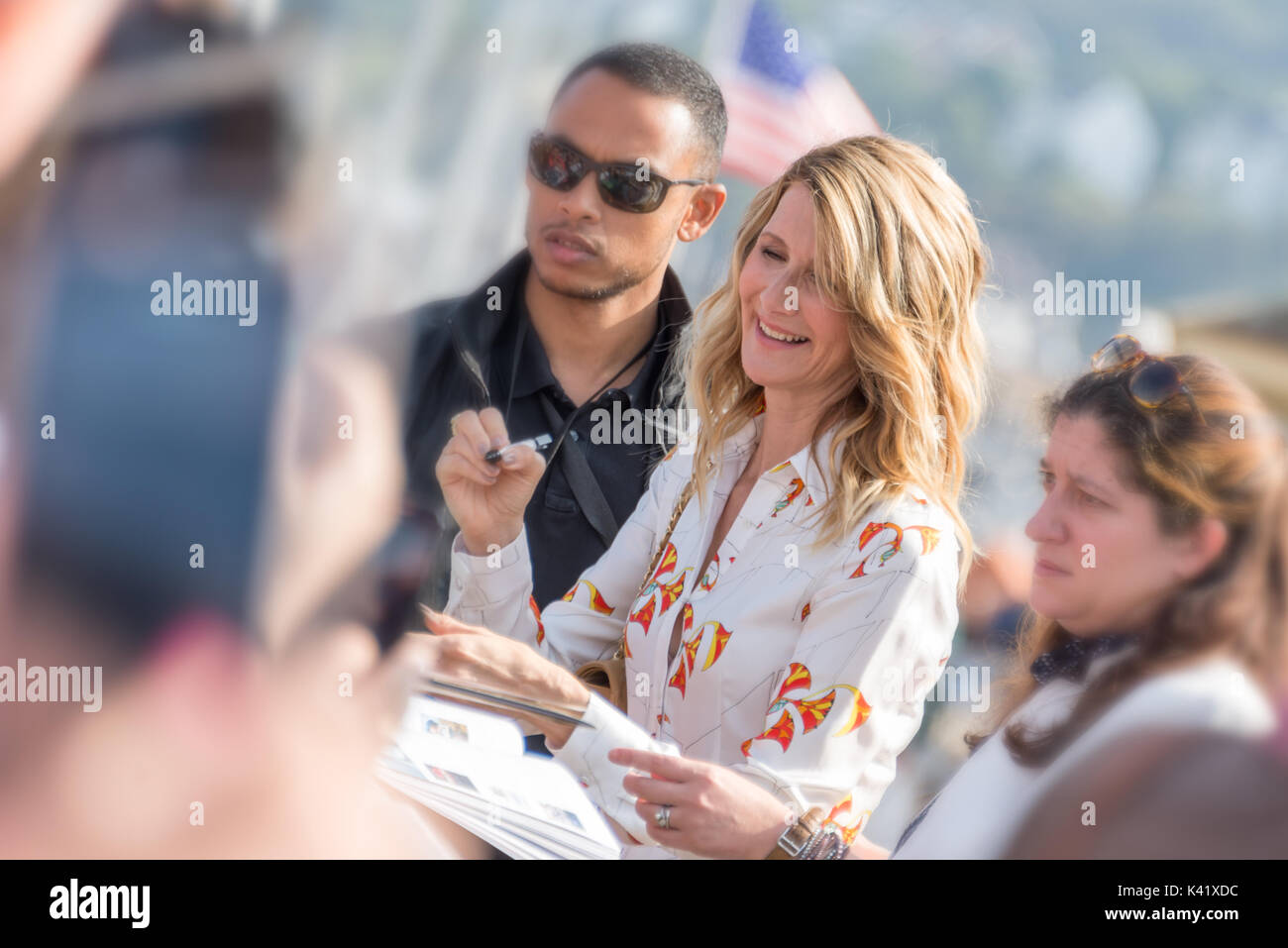 Laura Dern firma autografi sulla Promenade des Planches durante la 43a Deauville American Film Festival il 2 agosto 2017 a Deauville, Francia Foto Stock