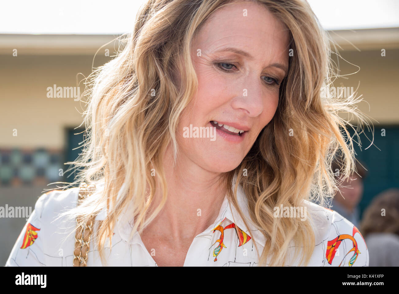Laura Dern firma autografi sulla Promenade des Planches durante la 43a Deauville American Film Festival il 2 agosto 2017 a Deauville, Francia Foto Stock