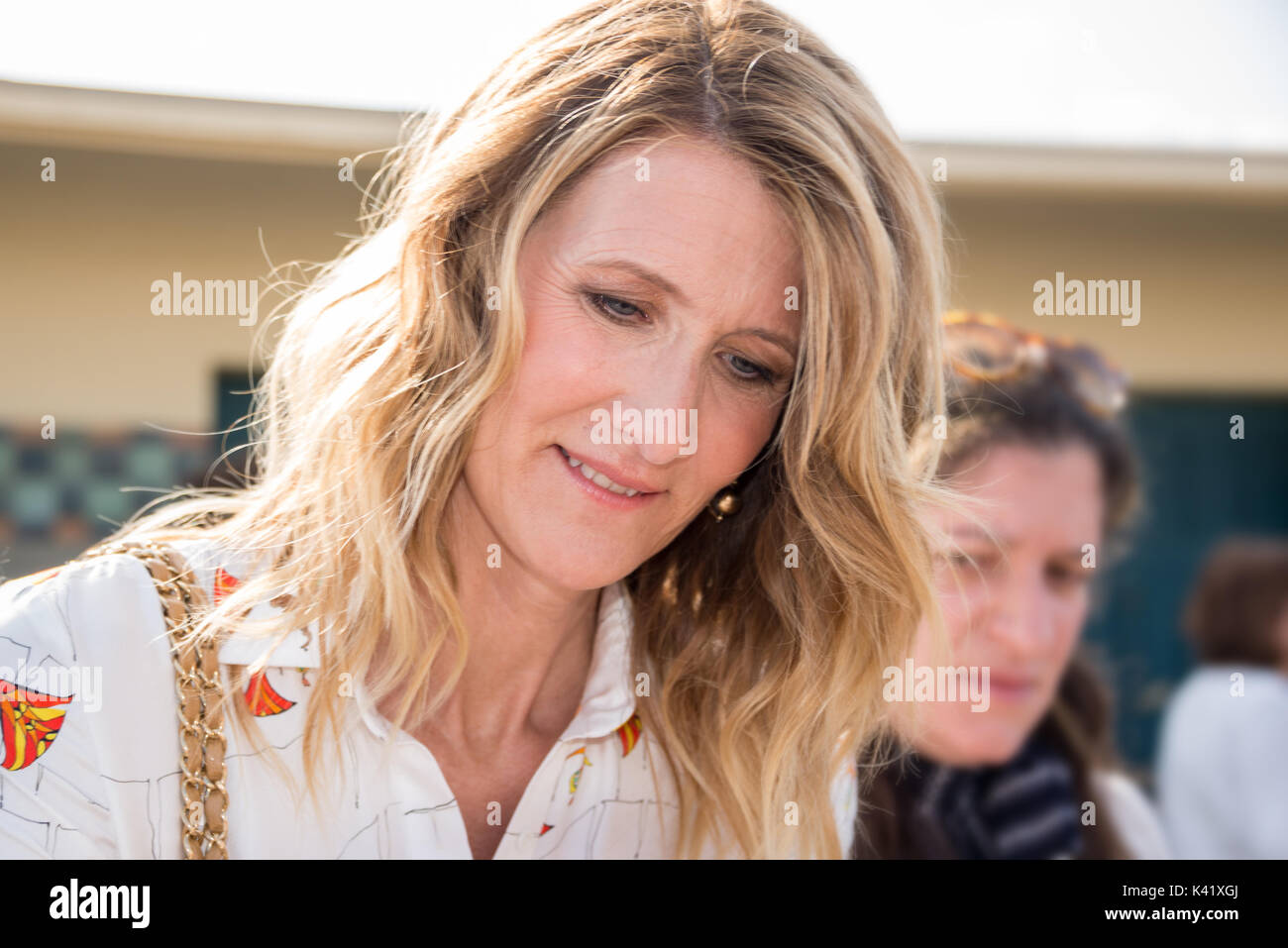 Laura Dern firma autografi sulla Promenade des Planches durante la 43a Deauville American Film Festival il 2 agosto 2017 a Deauville, Francia Foto Stock
