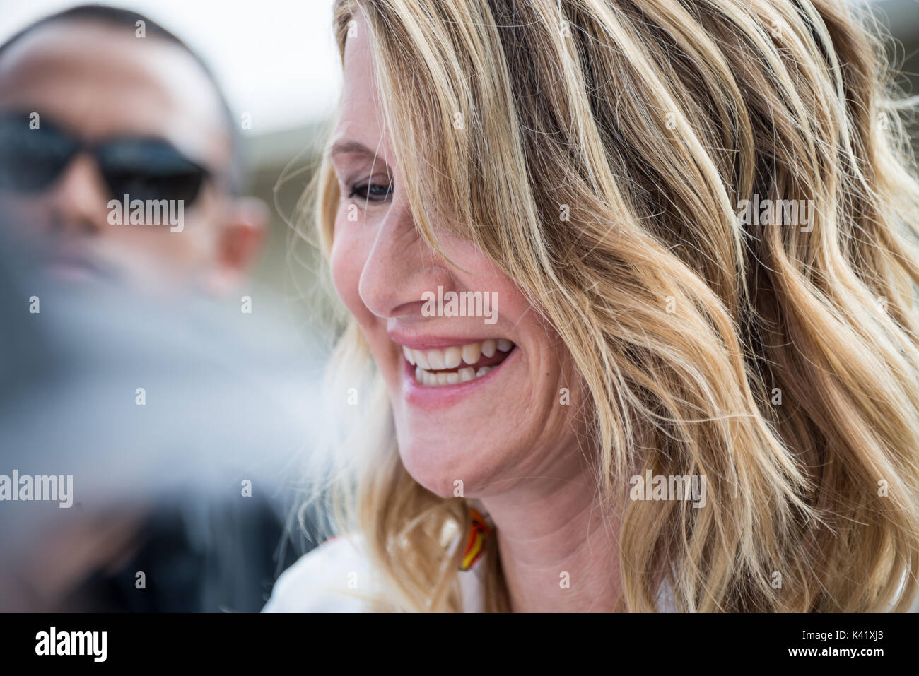 Laura Dern firma autografi sulla Promenade des Planches durante la 43a Deauville American Film Festival il 2 agosto 2017 a Deauville, Francia Foto Stock