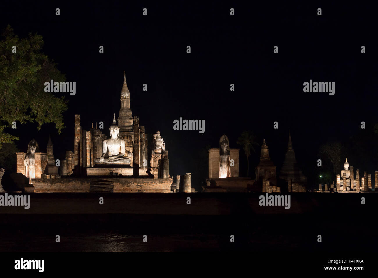 Wat Mahatat di notte, Sukhothai historical park, Sukhothai, Thailandia Foto Stock