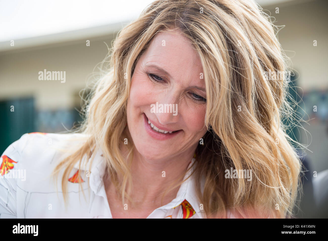 Laura Dern firma autografi sulla Promenade des Planches durante la 43a Deauville American Film Festival il 2 agosto 2017 a Deauville, Francia Foto Stock