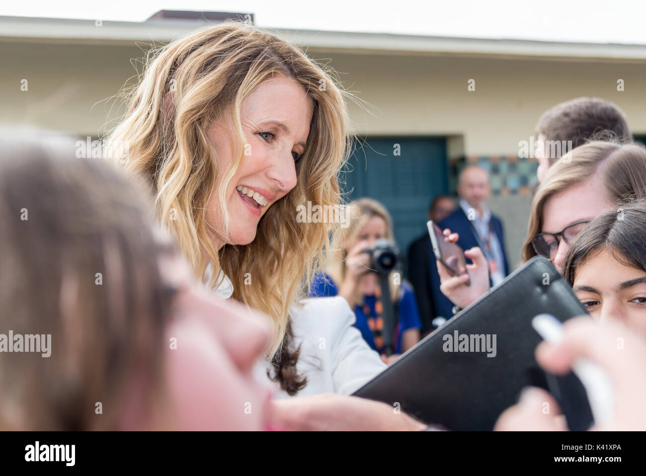 Laura Dern firma autografi sulla Promenade des Planches durante la 43a Deauville American Film Festival il 2 agosto 2017 a Deauville, Francia Foto Stock