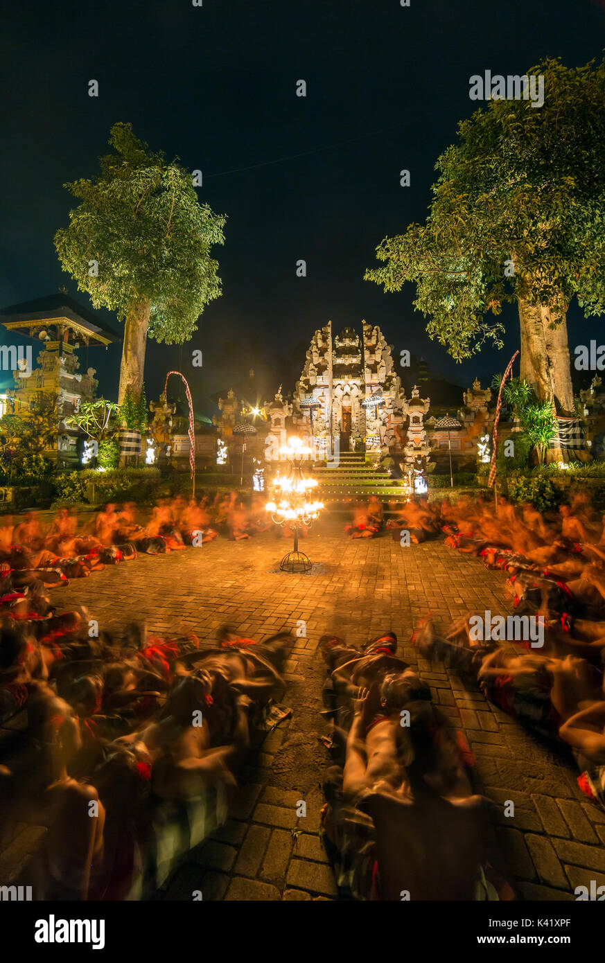 Ubud, Indonesia - 8 Agosto 2016: Kecak tradizionale danza del fuoco cerimonia nel tempio indù. Foto Stock
