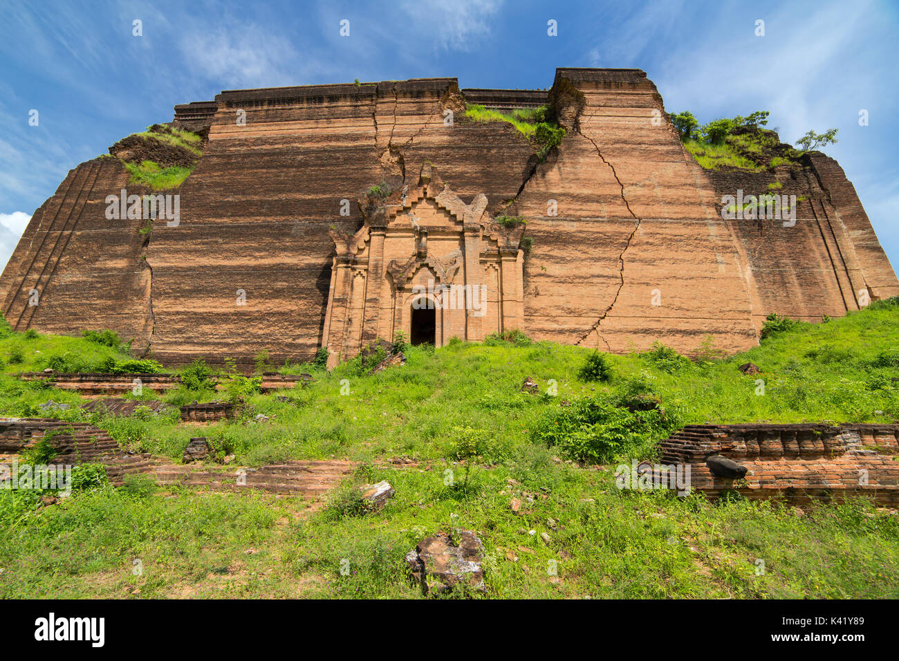Rovinato Mingun pagoda in Mingun paya tempio, Mandalay Myanmar Foto Stock