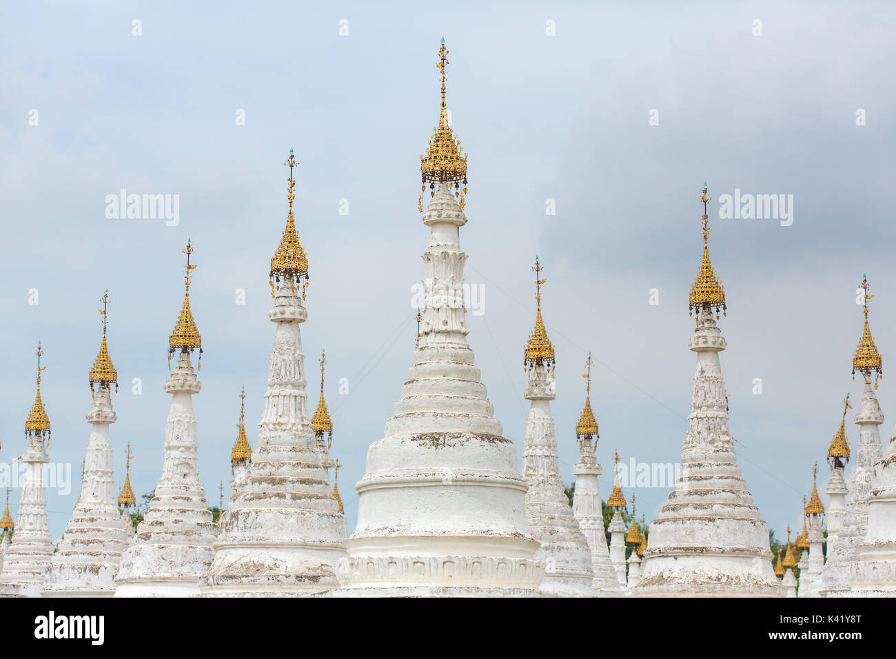 Stupa bianchi della Pagoda Kuthodaw con pietre Tripitaka iscrizioni all'interno di Mandalay, Myanmar Foto Stock