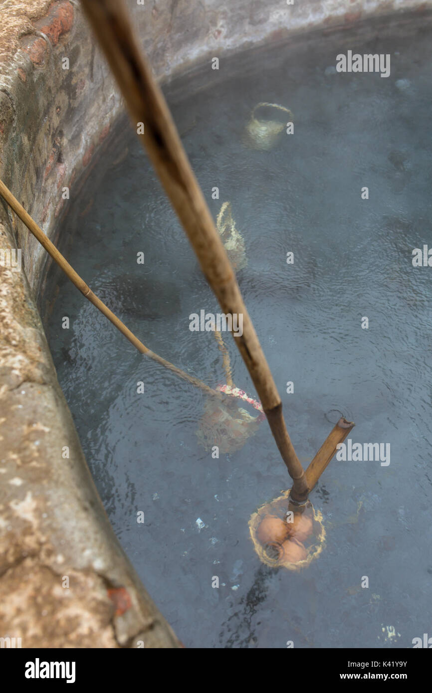 Popolo Thai bollire le uova nella sorgente calda naturale di Doi Saket district nel nord della Thailandia Foto Stock