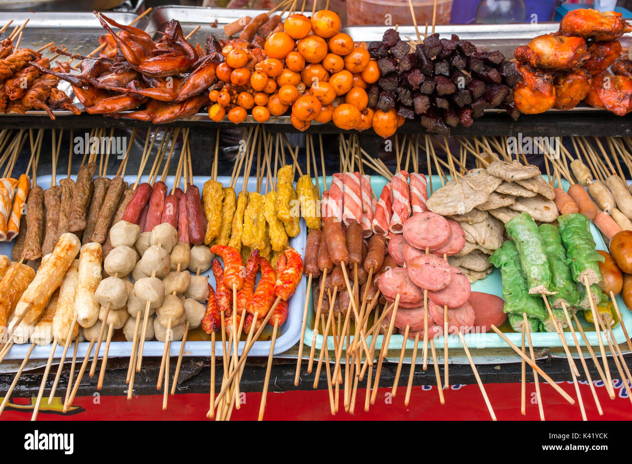 Salsicce, prodotti a base di carne e polpette di carne. Stile Thai street food. Foto Stock