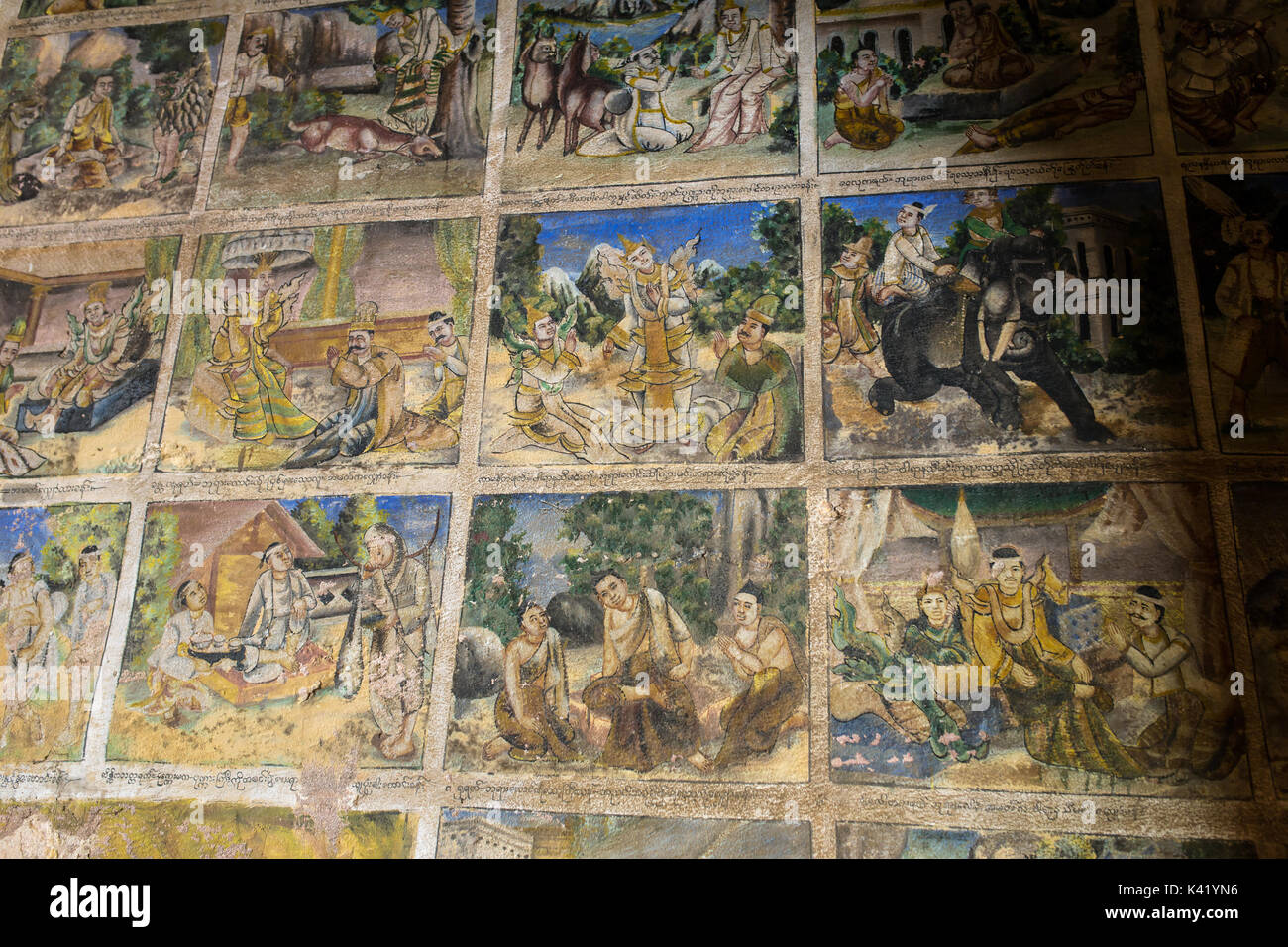 Vecchi dipinti sulla parete di Pho Win Taung grotte buddista in Monywa, Mandalay Foto Stock