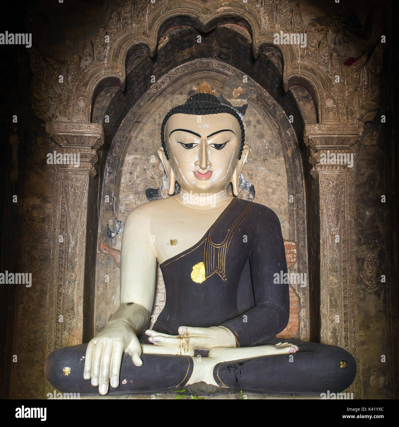 Statua del Buddha di stile Burmese di Bagan, Myanmar. Foto Stock