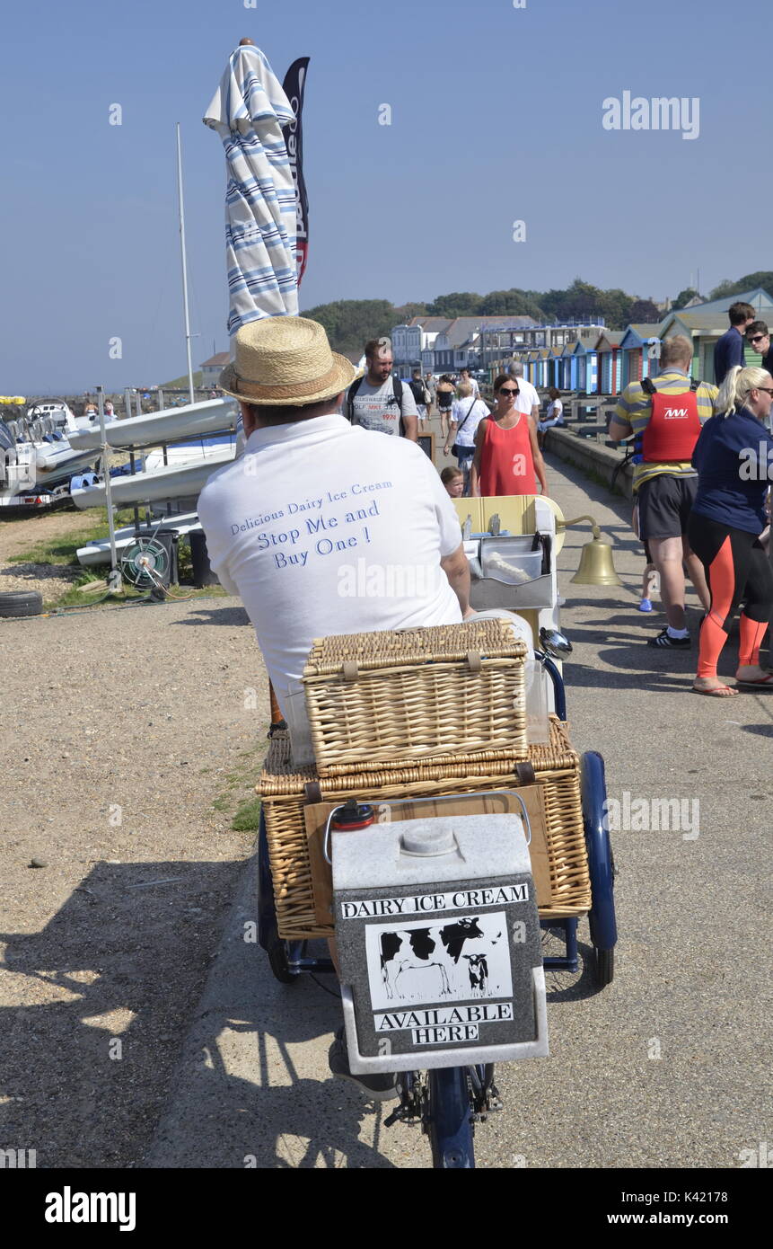Un tradizionale gelato uomo su una bicicletta a Whitstable Kent Foto Stock