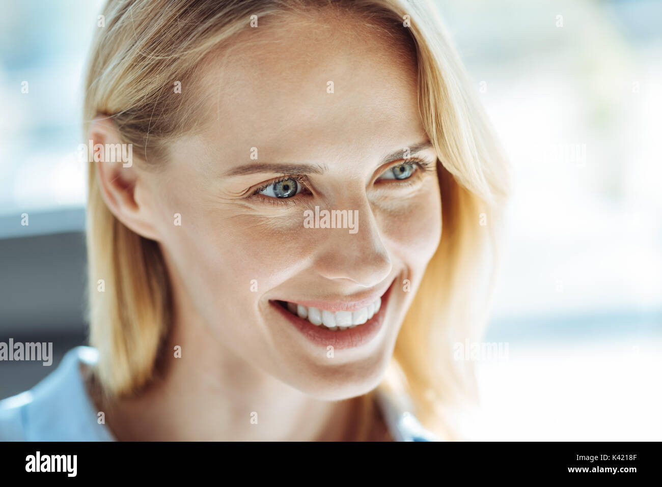 Close up di bella sorridente biondo donna Foto Stock