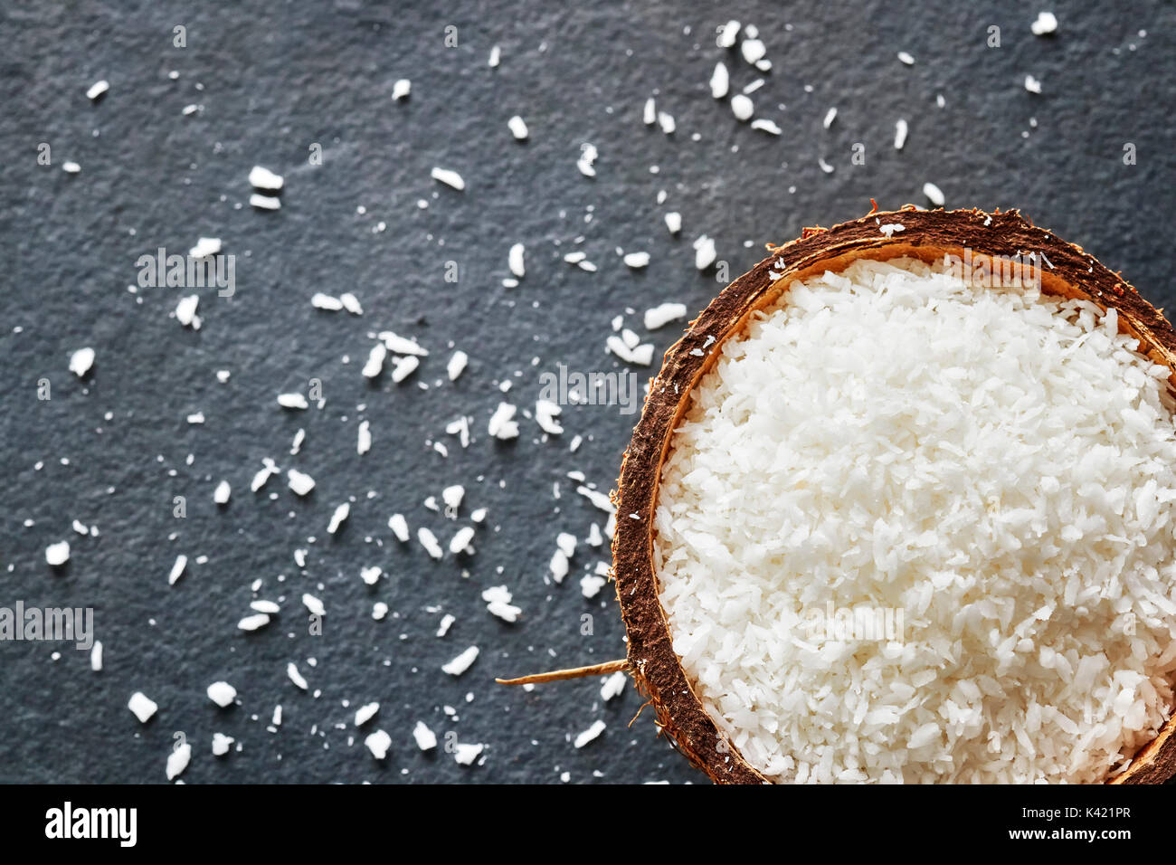 Filamenti di cocco al buio su un sfondo di ardesia, spazio per il testo. Foto Stock