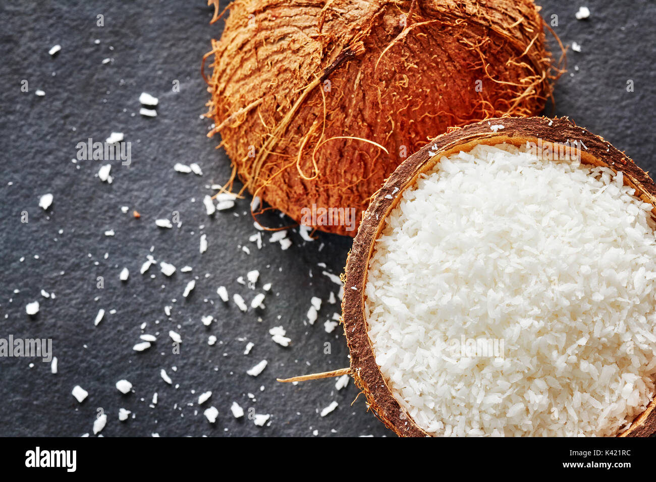 Filamenti di cocco al buio su un sfondo di ardesia. Foto Stock