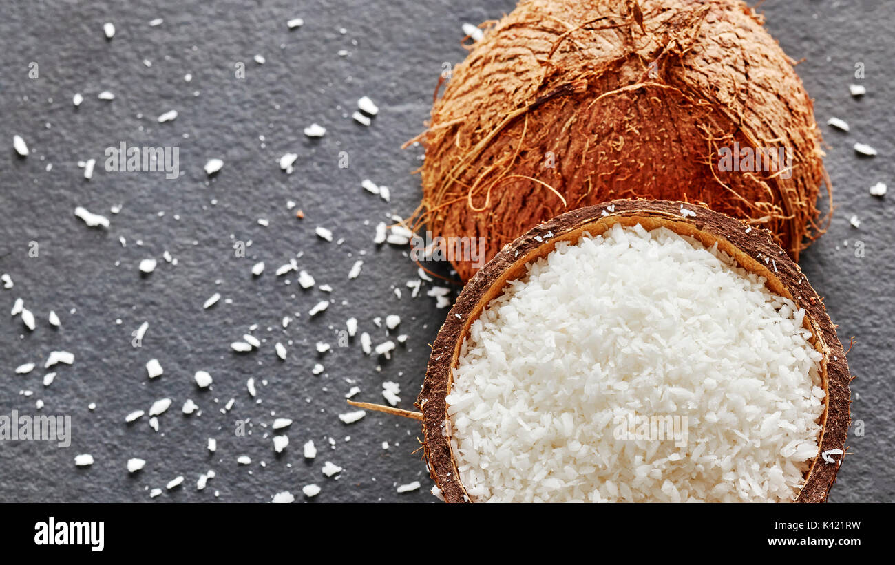 Filamenti di cocco al buio su un sfondo di ardesia, spazio per il testo. Foto Stock