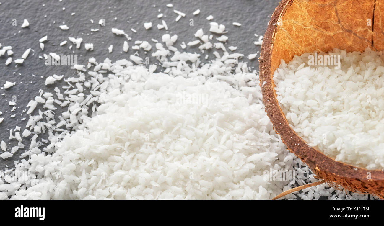 Filamenti di cocco al buio su un sfondo di ardesia. Foto Stock