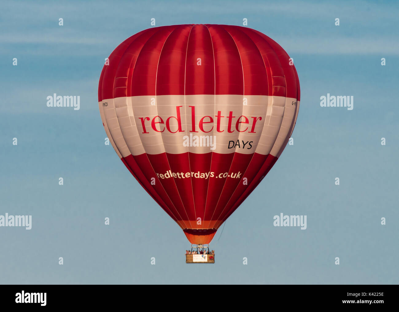 BATH, Regno Unito - 28 ago 2017 Red Letter Days mongolfiera con i passeggeri. Liveried rosso e bianco che porta a palloncino grande numero di persone Foto Stock