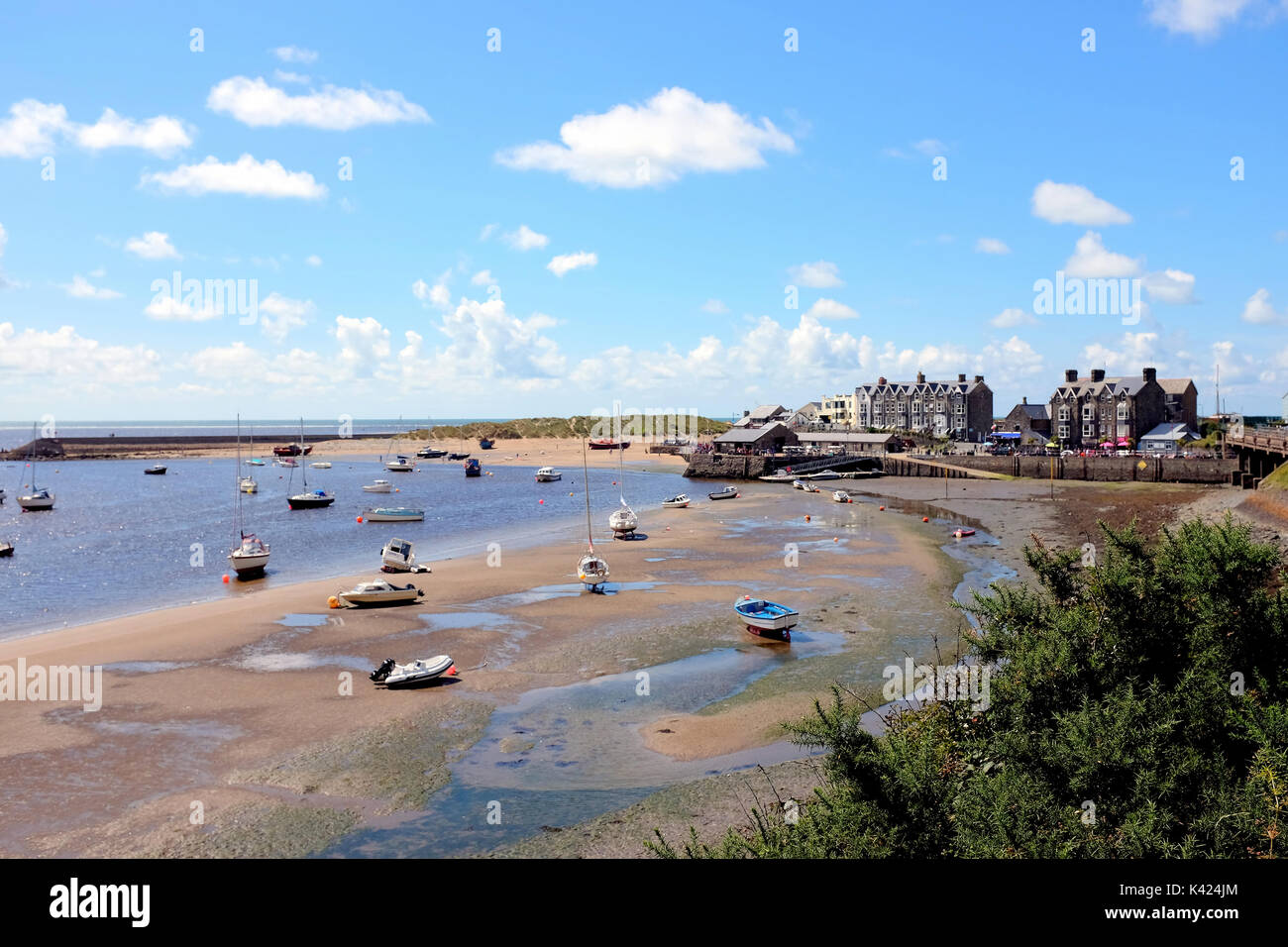 Blaenau Ffestiniog, Wales, Regno Unito. Agosto 05, 2017. Il Quayside e il porto con la bassa marea con spiaggiata imbarcazioni a Blaenau Ffestiniog in Galles. Foto Stock