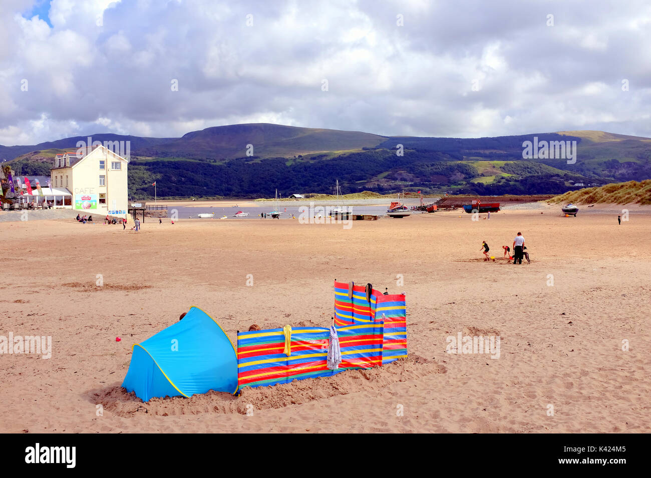 Blaenau Ffestiniog, Wales, Regno Unito. Agosto 05, 2017. I villeggianti godendo il Porto Mare e spiaggia a bassa marea a Blaenau Ffestiniog in Galles. Foto Stock
