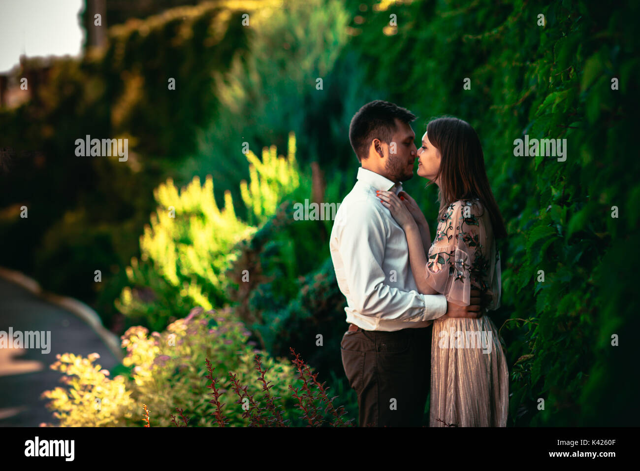 Bella giovane coppia in una natura dello sfondo. Foto Stock