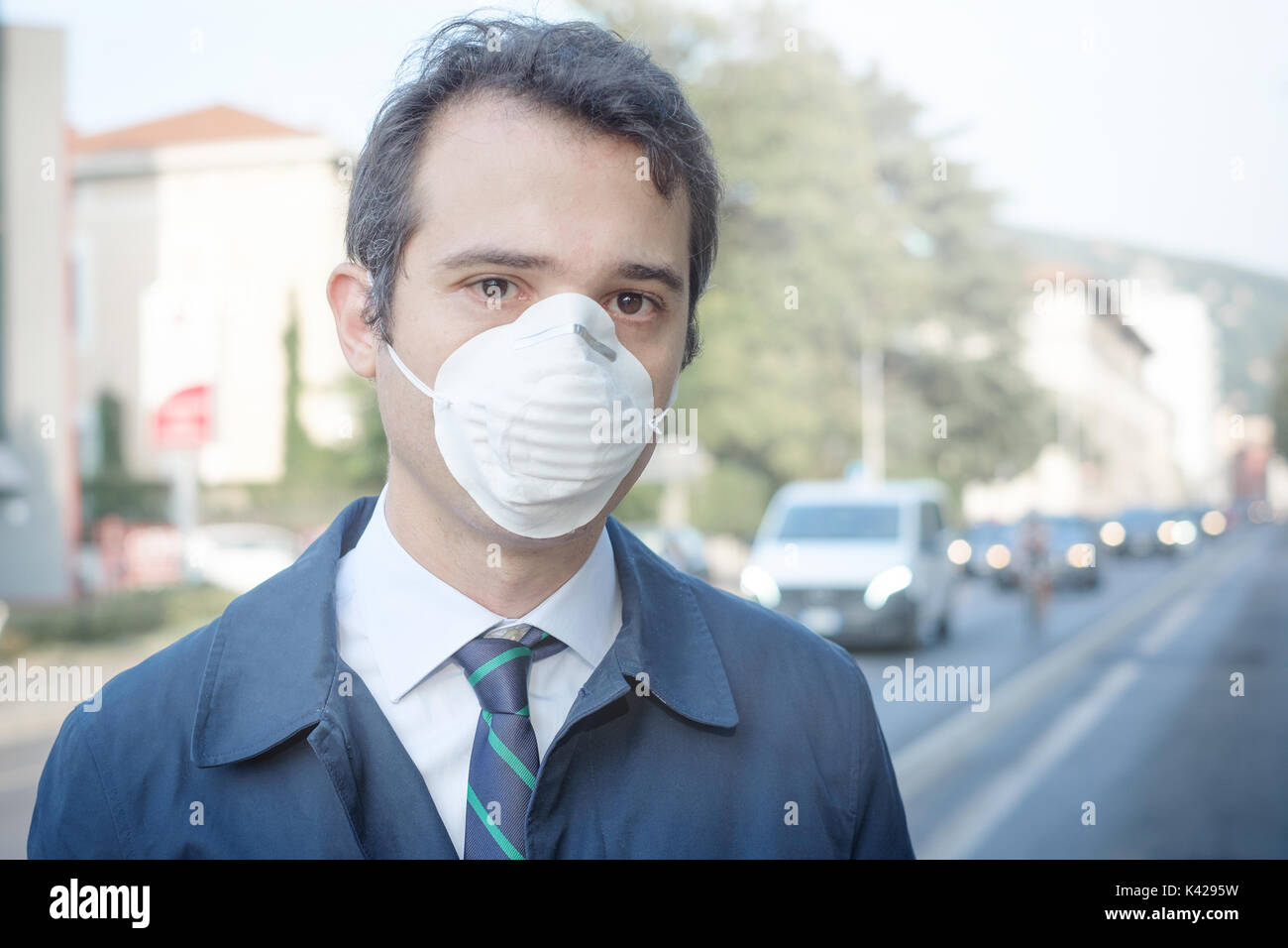 Uomo che indossa maschera contro lo smog inquinamento atmosferico Foto  stock - Alamy