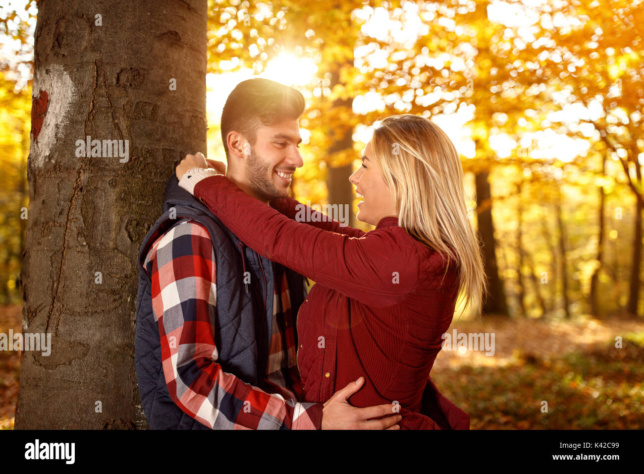Romantico, amore, di relazione e di persone - sorridente giovane divertirsi nel parco di autunno Foto Stock