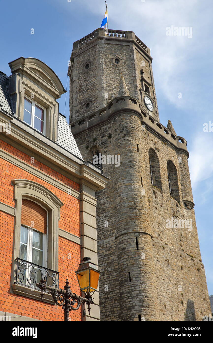 Facciate colorate e il campanile di Boulogne sur Mer, Côte d'Opale, Pas de Calais, Hauts de France Foto Stock