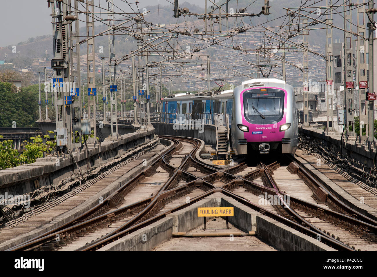 La riflessione di Mumbai Metro treno, Mumbai, Maharashtra, India Foto Stock