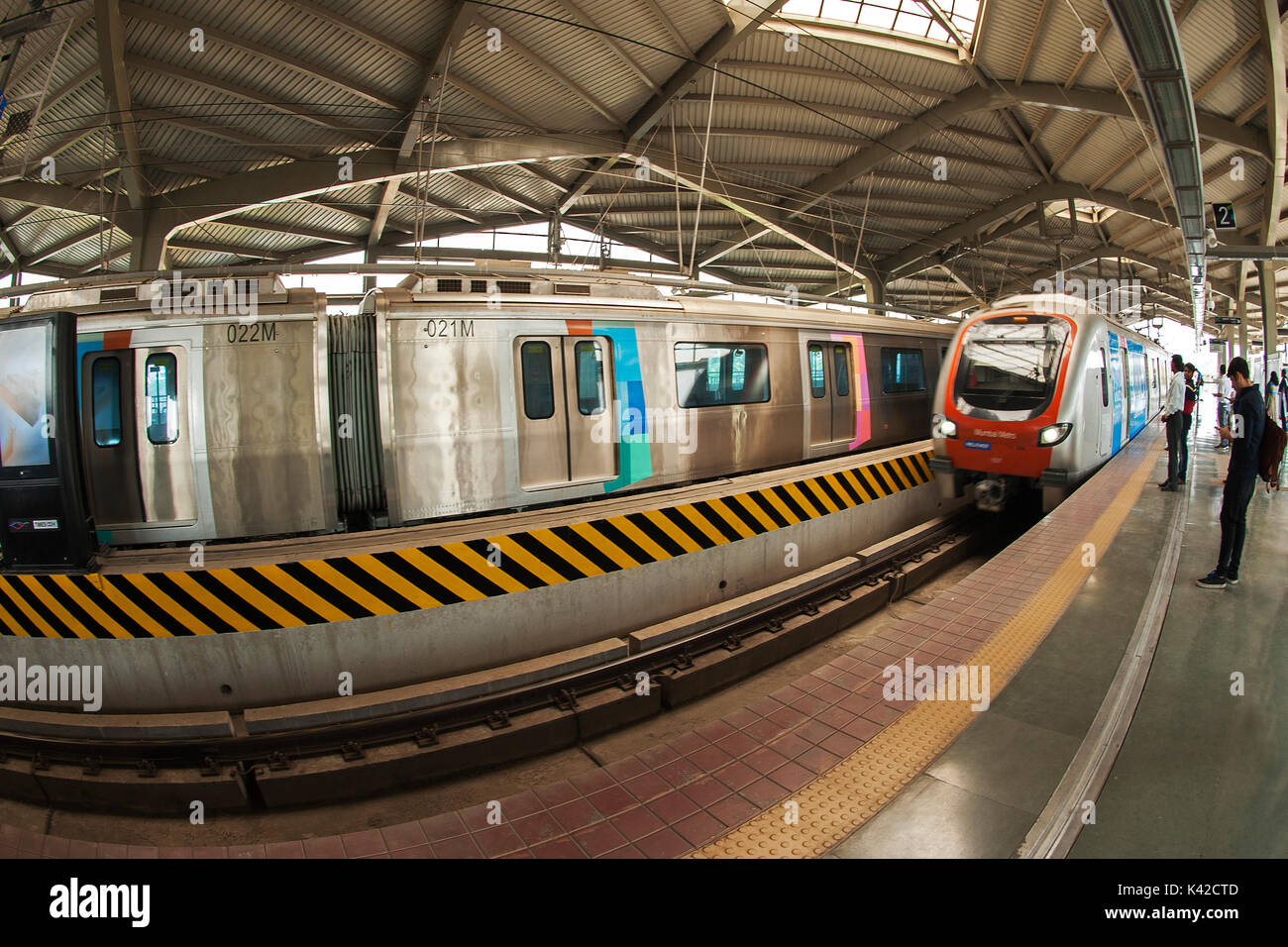 La riflessione di Mumbai Metro treno, Mumbai, Maharashtra, India Foto Stock