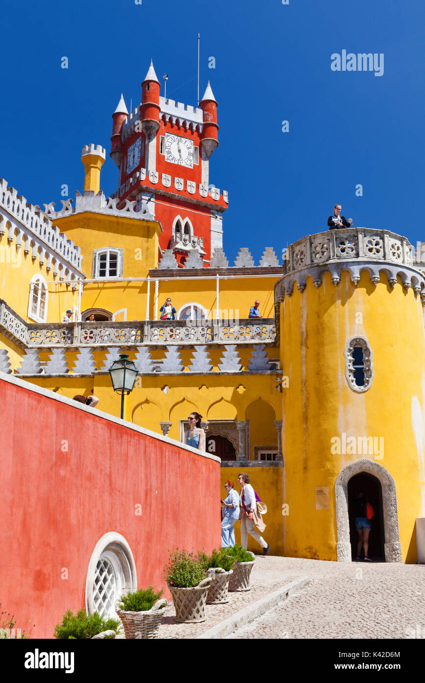 Vista dalla strada del Palazzo Nazionale della pena di Sintra, nei pressi di Lisbona, Portogallo. Foto Stock