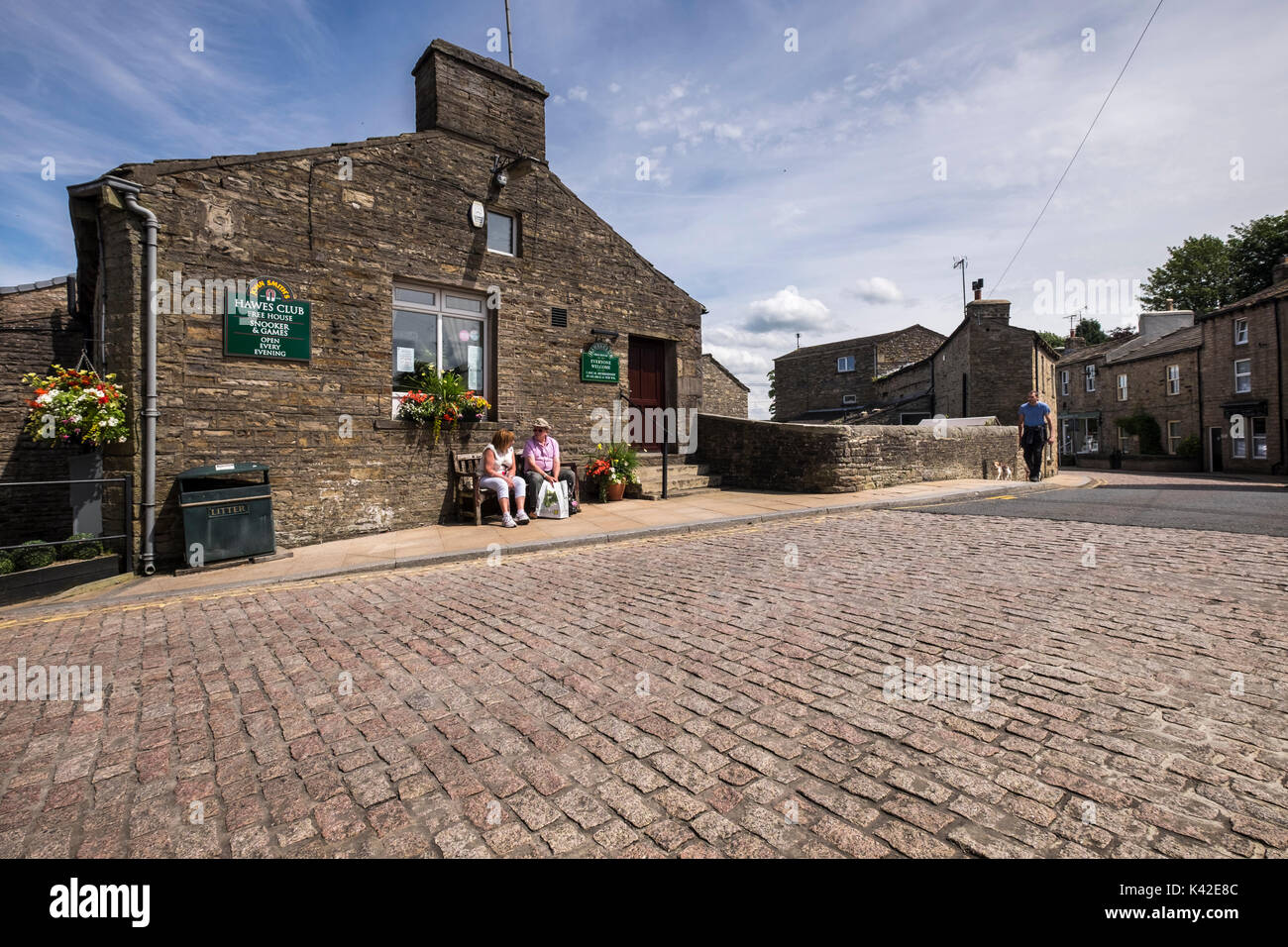 Hawes Club, pub, bar, meeting house, nel villaggio, North Yorkshire Dales, England, Regno Unito Foto Stock