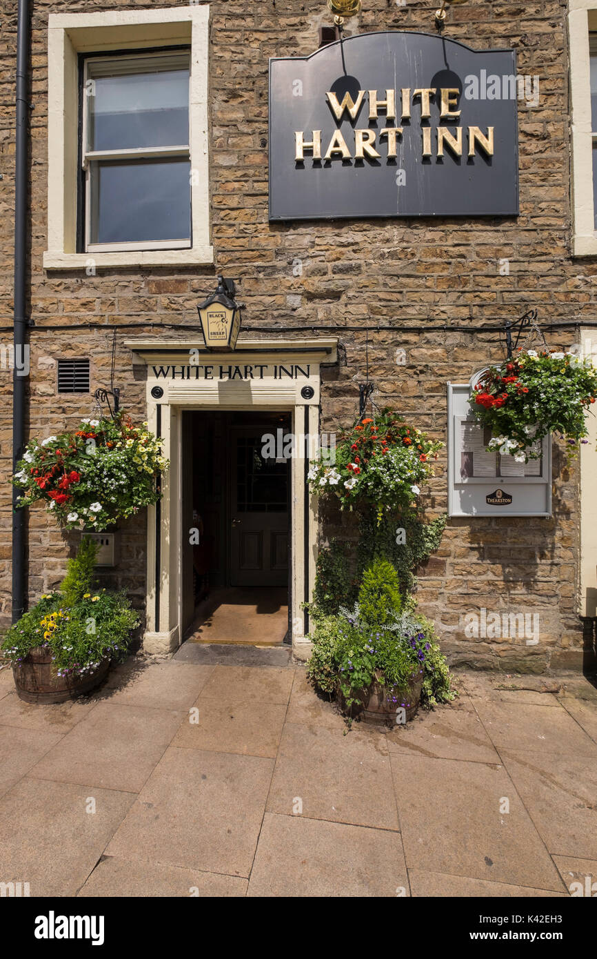 White Hart Inn, bar, public house, nel villaggio di Hawes, su una giornata d'estate, North Yorkshire Dales, England, Regno Unito Foto Stock