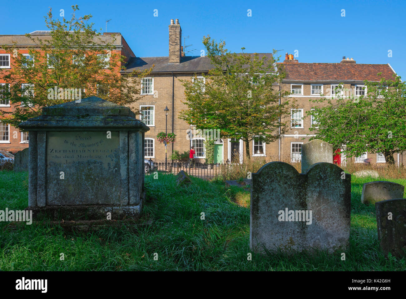 Bury St Edmunds Suffolk, vista contrastanti di St Mary's grande sagrato e case cittadine Georgiane in Crown Street, UK. Foto Stock