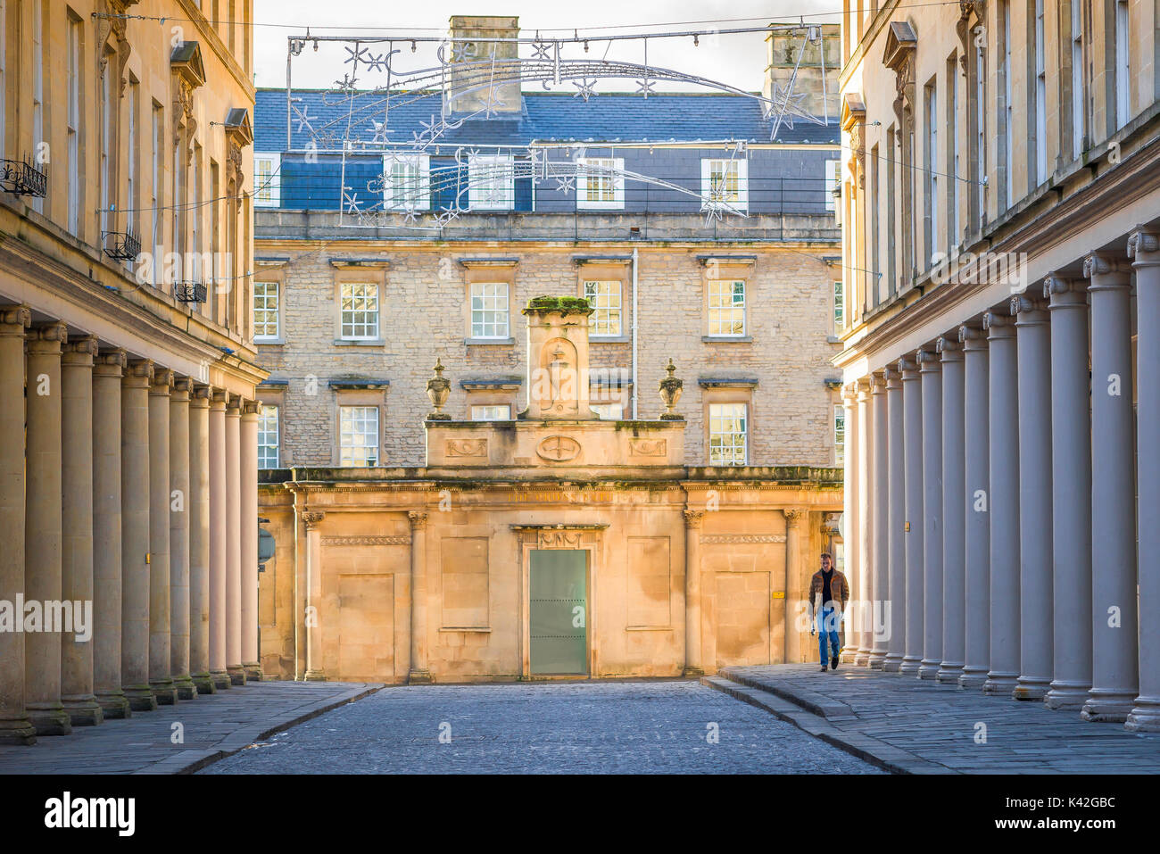 Bath UK City, vista di una doppia fila di colonne neoclassiche che costeggiano l'intera lunghezza di Bath Street nel centro della città di Bath, Somerset, Inghilterra. Foto Stock