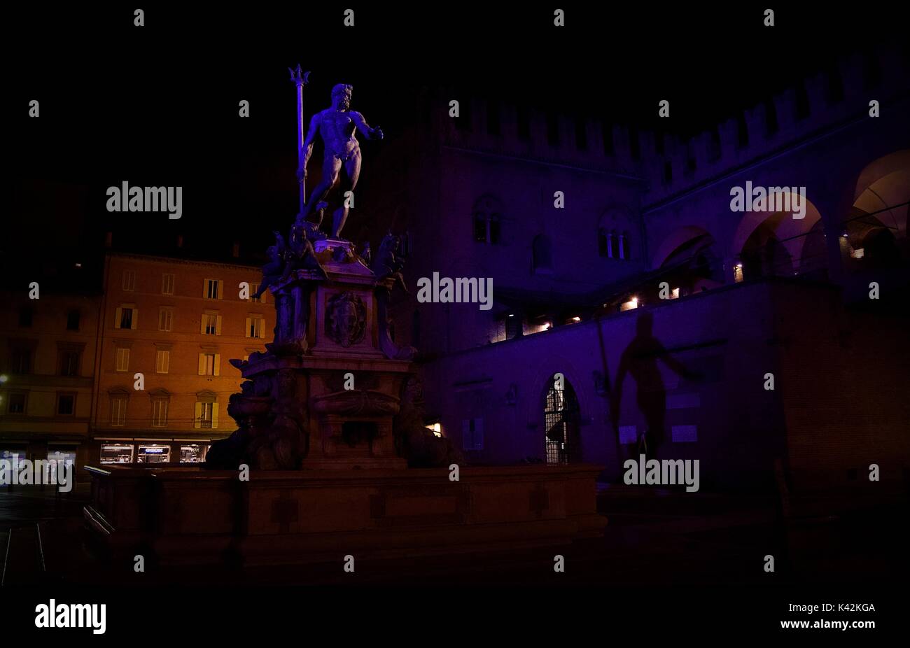 Fontana del Nettuno, decorata con una statua del mare antico dio, a Piazza Nettuno, la piazza principale di Bologna, durante una notte invernale, Bologna, Italia Foto Stock